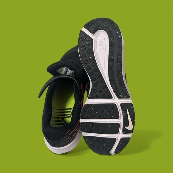 Size 3 Star runner Nike Kids Black Sneakers with Pink Highlights - Picture 2 of 3